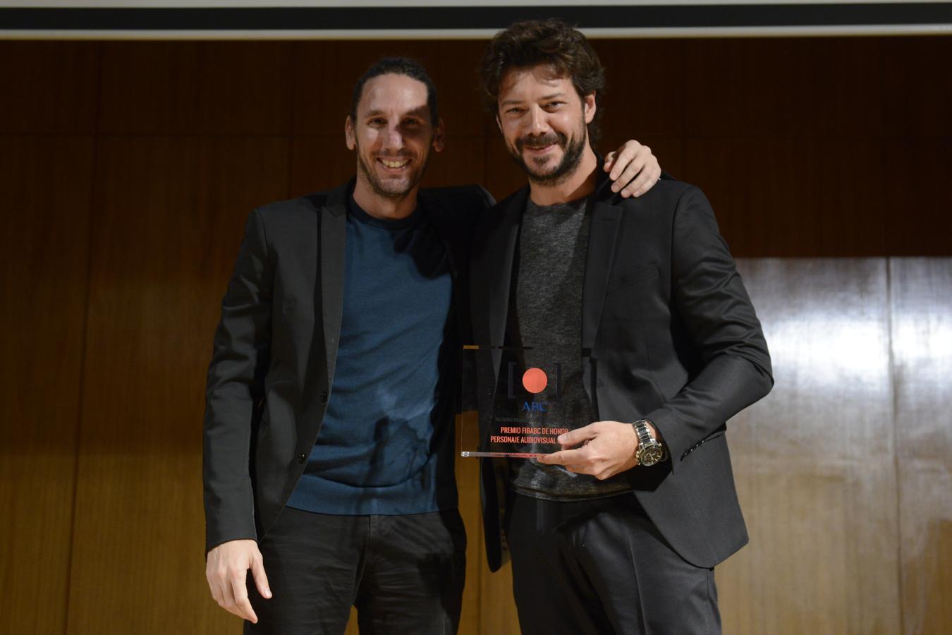 Premio al Personaje Audiovisual del año. José Villalobos (compositor y director) le entregó el galardón por su rol en «La casa de papel» al actor Álvaro Morte