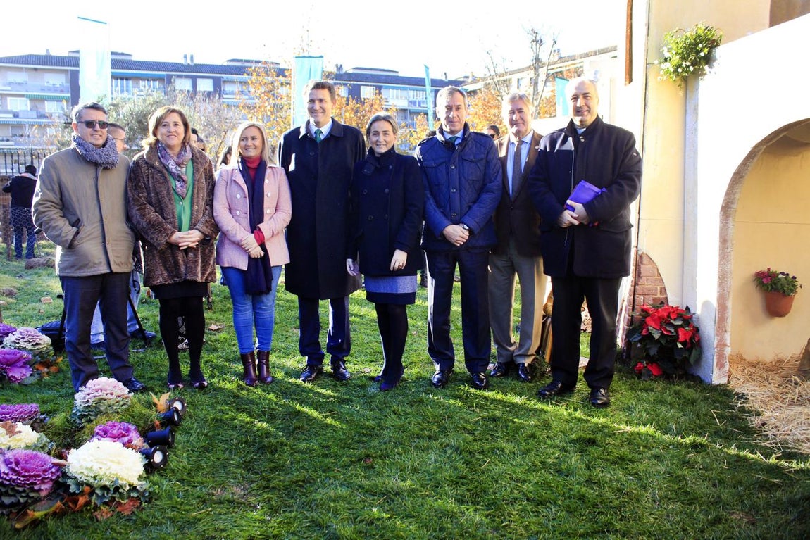 La alcadesa de Toledo, Milagros Tolón; el presidente de Eurocaja Rural, Javier López; el director general de la entidad financiera, Víctor Manuel Martín; el vicario general de Archidiócesis de Toledo, César García, y el presidente del Consejo de Colegios Profesionales de Veterinarios de Castilla-La Mancha, Luis Alberto García, en la inauguración del Nacimiento de la Eurocaja Rural. 