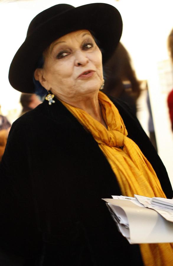 Lucía Bosé: «Las mujeres son imbéciles: presumen de ser muy feministas, pero al final no son nada». 