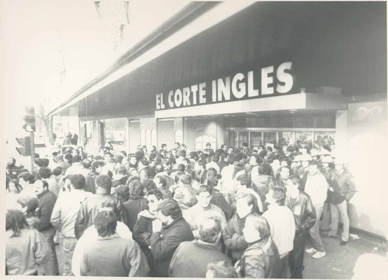 La demanda eléctrica se hundió un 25%. Las calles, el tráfico y las obras se paralizaron. Ningún establecimiento comercial abrió sus puertas al público, como se puede ver en esta imagen de El Corte Inglés. Las fábricas, los institutos y las universidades se vaciaron de alumnos. La mayoría de los periódicos (incluido ABC) no llegaron a los quioscos. Y la única televisión que existía, Televisión Española, se fue a la carta de ajuste tras un oportuno apagón consentido por la entonces directora general de RTVE, Pilar Miró. 