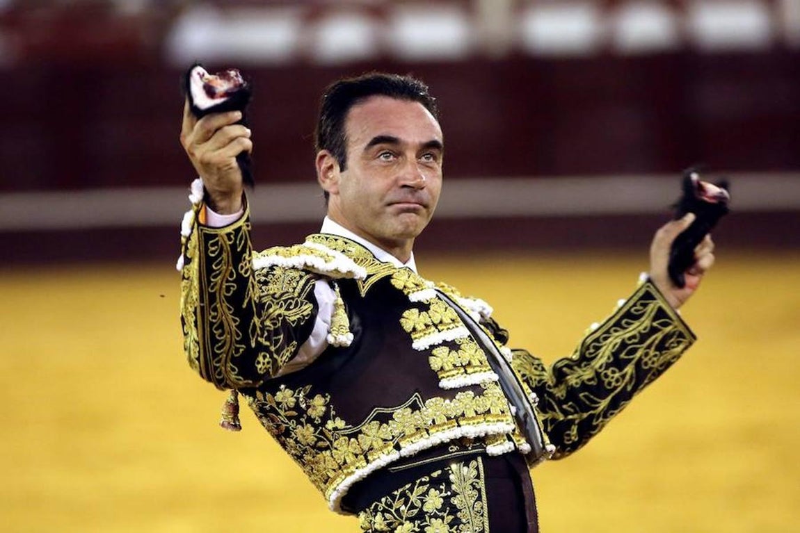 Enrique Ponce: «No entiendo el toreo sin la mujer. Una plaza de toros sin la mujer, sin la presencia de la mujer en los tendidos, no sería igual, porque es parte fundamental de la inspiración del torero». 