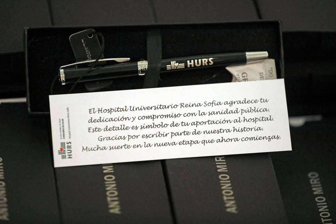 La despedida a más de 200 jubilados del Hospital Reina Sofía, en imágenes