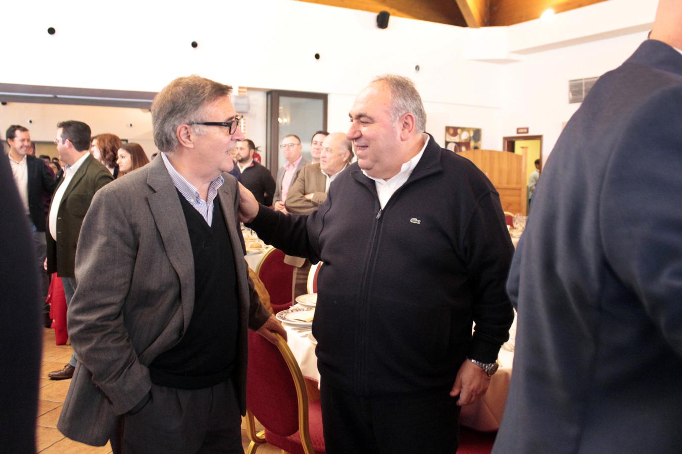 Vicente Tirado saludo a Arturo García-Tizón. 