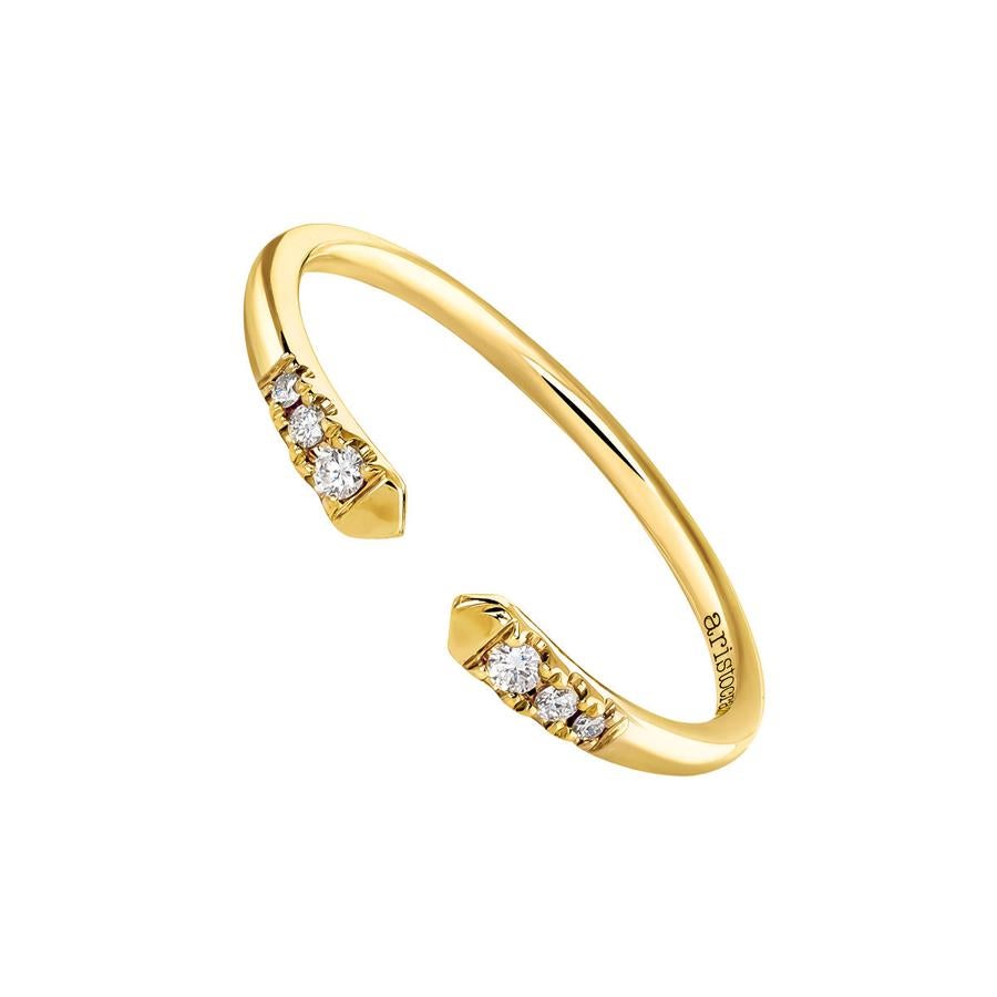Anillo. Un acierto asegurado y una de las ideas que coge cada vez más fuerza. Este anillo en oro amarillo de 9 kt con 6 diamantes de 0,05 ct en talla brillante es de Aristocrazy y cuesta 295 euros.