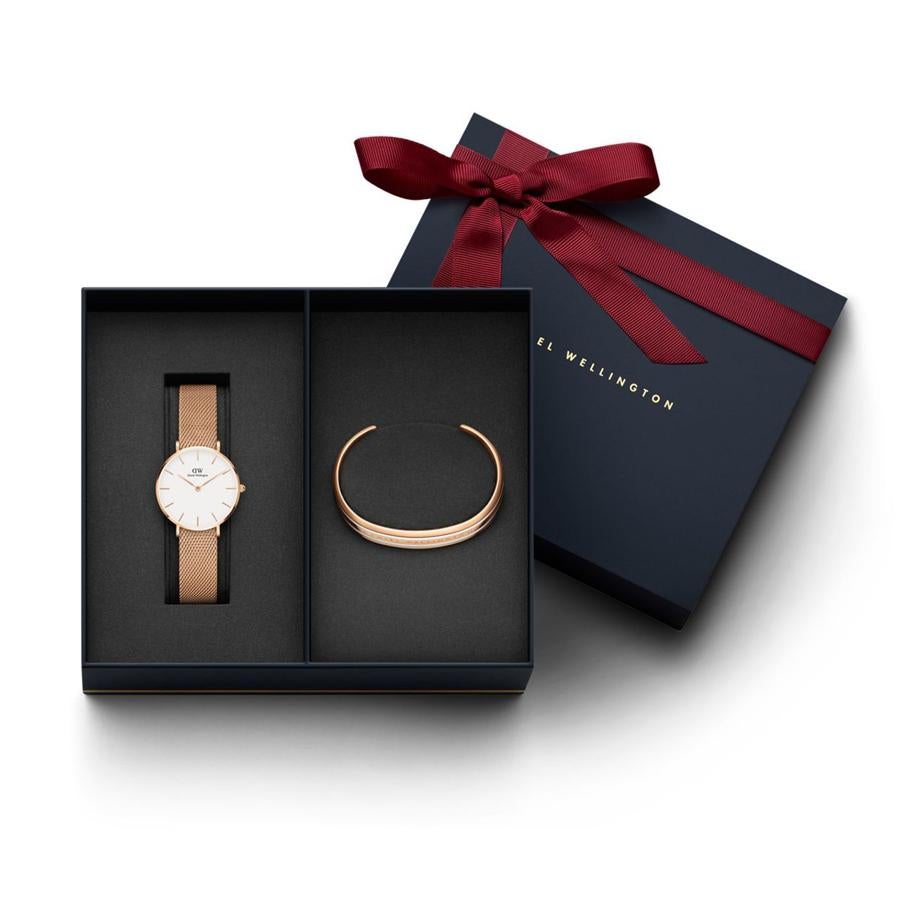 Un reloj. Un reloj es un obsequio idóneo para acertar sí o sí. La colección femenina de relojes Daniel Wellington es perfecta para sorprender en estas fechas. El sofisticado Classic Petite Melrose se presenta con una esfera de color blanco translúcido y una elegante correa de malla en color oro rosado por 225 euros.