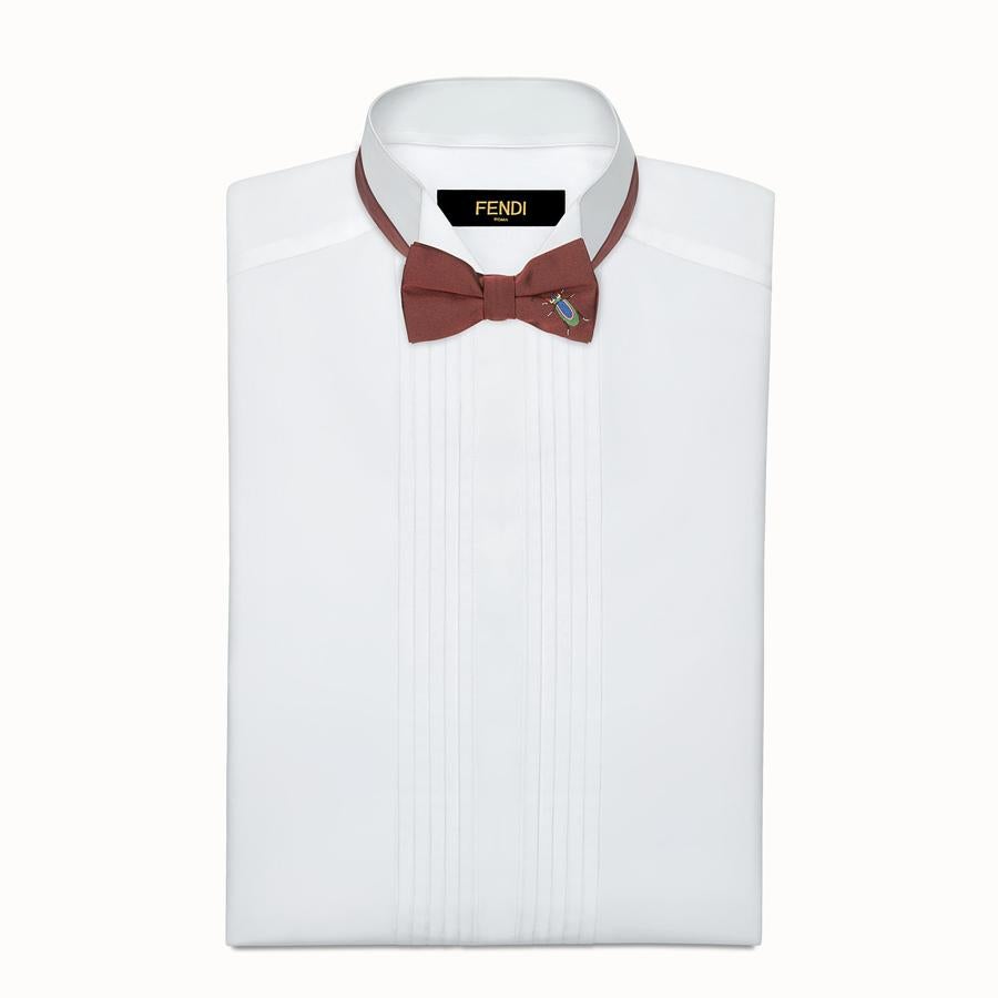 Pajarita. La firma de moda italiana ha fabricado allí esta pajarita anudada y con broche de clip. Esta en conceto lleva Super Bugs bordado y le d un toque más original. Es de Fendiy cuesta 130 euros.