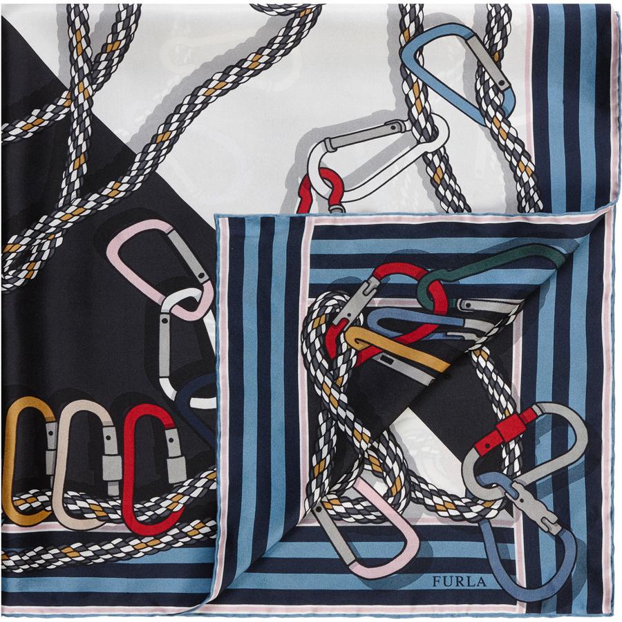 Pañuelo. Si tu amigo invisible es una mujer, acertarás de lleno con un pañuelo, y si es estampado mejor que mejor. El pañuelo Furla Bellaria está diseñado en twill de seda en el que la marca presenta una serie de mosquetones enlazados, inspirándose en la escalada. El pañuelo puede llevarse en el cuello, en la cintura o en bolsos de cualquier tamaño para darles un toque de personalidad. Su precio es de 152 euros.