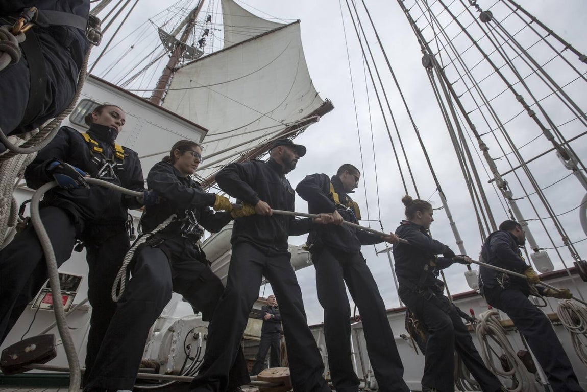 En imágenes: El Juan Sebastián de Elcano se adiestra para su nuevo crucero de instrucción