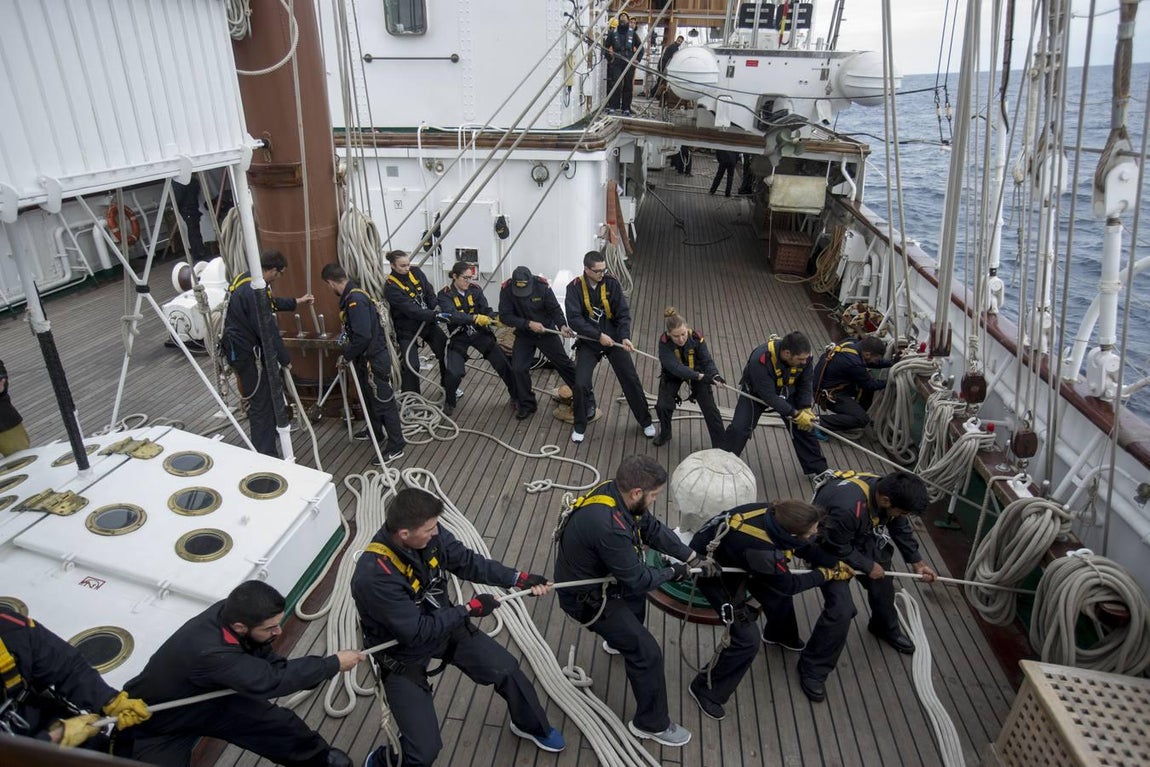 En imágenes: El Juan Sebastián de Elcano se adiestra para su nuevo crucero de instrucción
