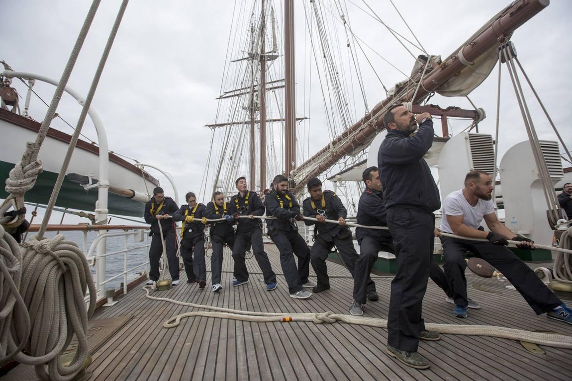 En imágenes: El Juan Sebastián de Elcano se adiestra para su nuevo crucero de instrucción