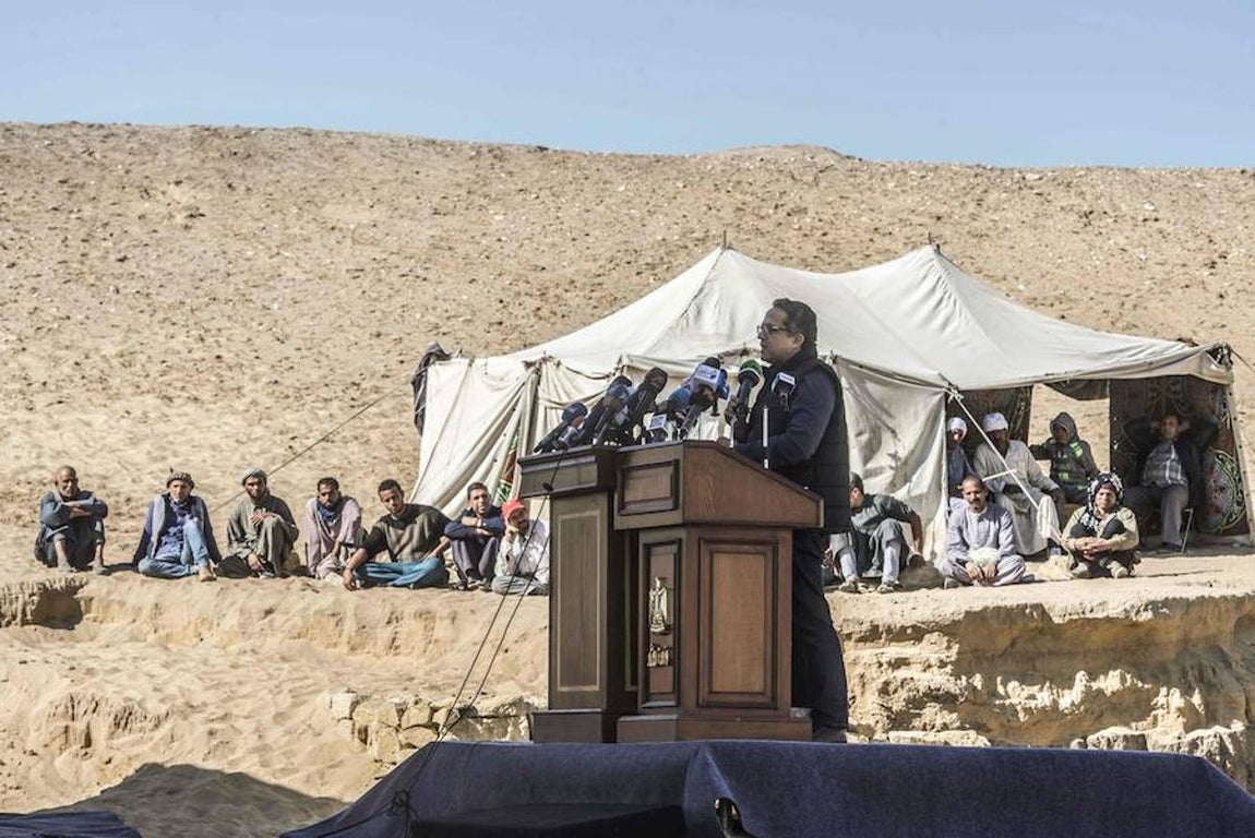 El ministro de Antigüedades de Egipto anuncia el hallazgo de la tumba. 