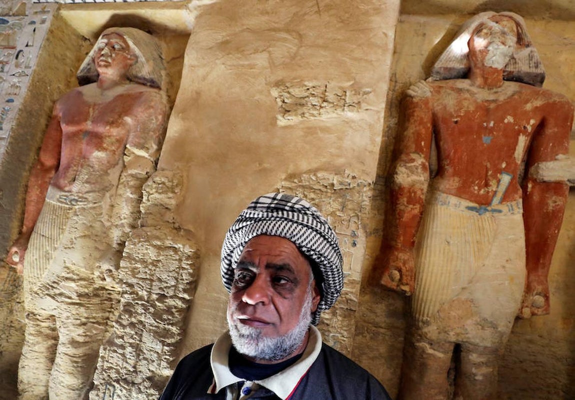 Uno de los arqueólogos, en la tumba. 