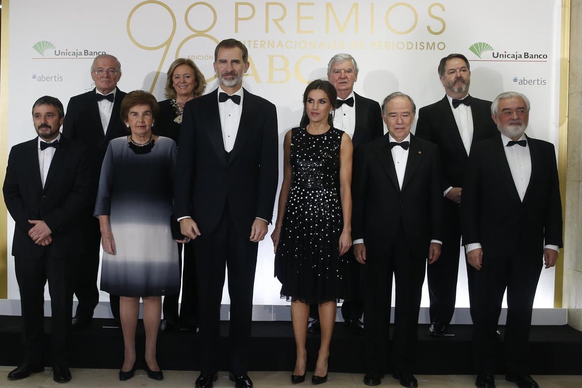 Los Reyes, en la Casa de ABC, flanqueados (de izquierda a derecha, en la fila inferior) por Jesús Fernández Salvadores (premio Mingote), Pilar de Yarza (premio Luca de Tema), Gregorio Marañón y Bertrán de Lis (premio Mariano de Cavia) y Darío Villanueva, y (en segundo plano) Manuel Azuaga, Catalina Luca de Tena, Santiago Bergareche y Bieito Rubido. 