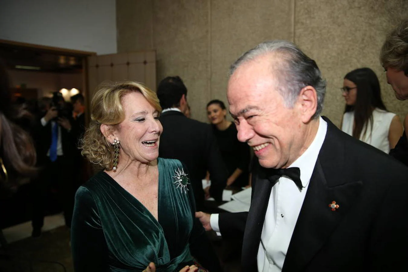Esperanza Aguirre también ha acudido a la gala de entrega de los Premios Internacionales de Periodismo de ABC. En la foto, junto a Gregorio Marañón. 