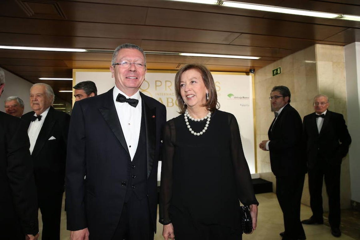El expresidente de la Comunidad de Madrid, Alberto Ruiz-Gallardón junto a su esposa María del Mar Utrera. 
