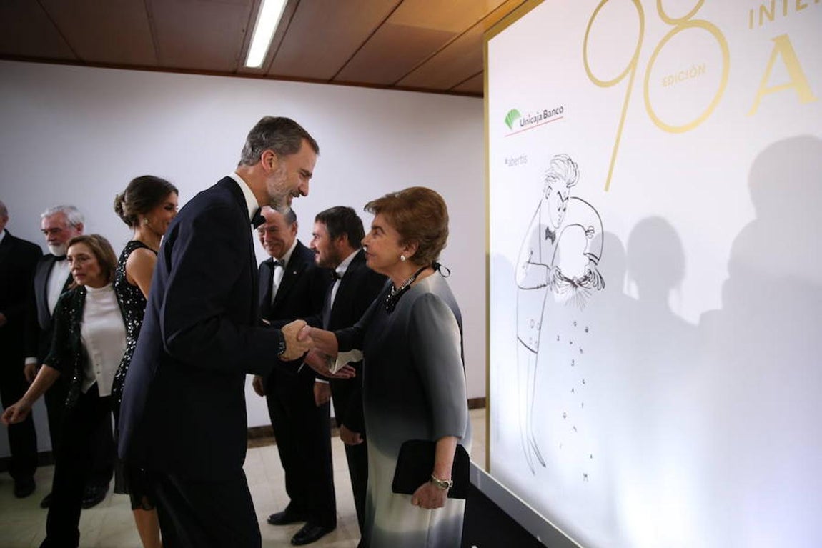 Los Reyes saludan a los tres premiados: Pilar de Yarza, Jesús Fernández Salvadores y Gregorio Marañón. 