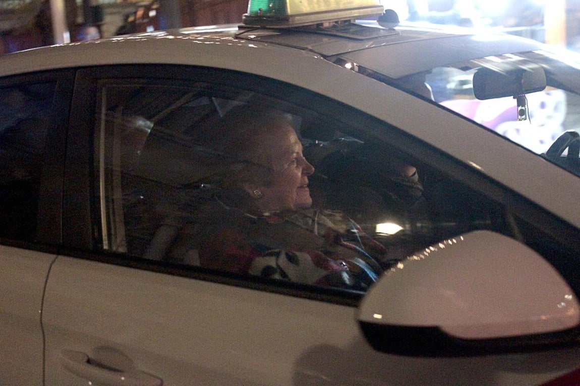 Los taxistas enseñan la navidad iluminada a los mayores