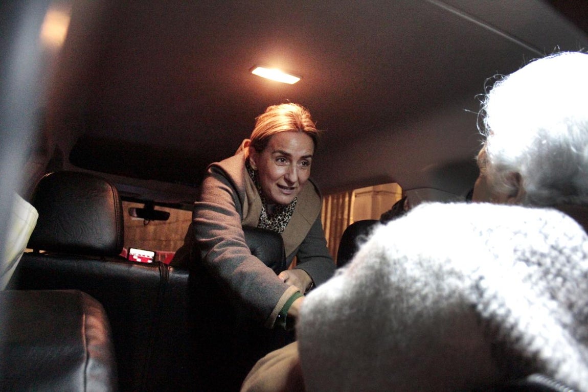 Los taxistas enseñan la navidad iluminada a los mayores