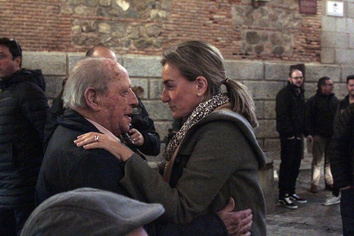 Los taxistas enseñan la navidad iluminada a los mayores