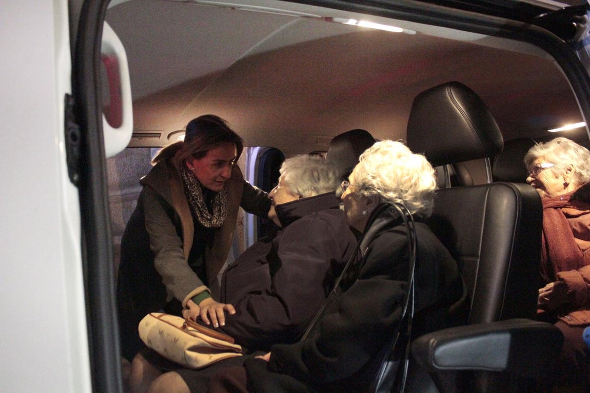 Los taxistas enseñan la navidad iluminada a los mayores