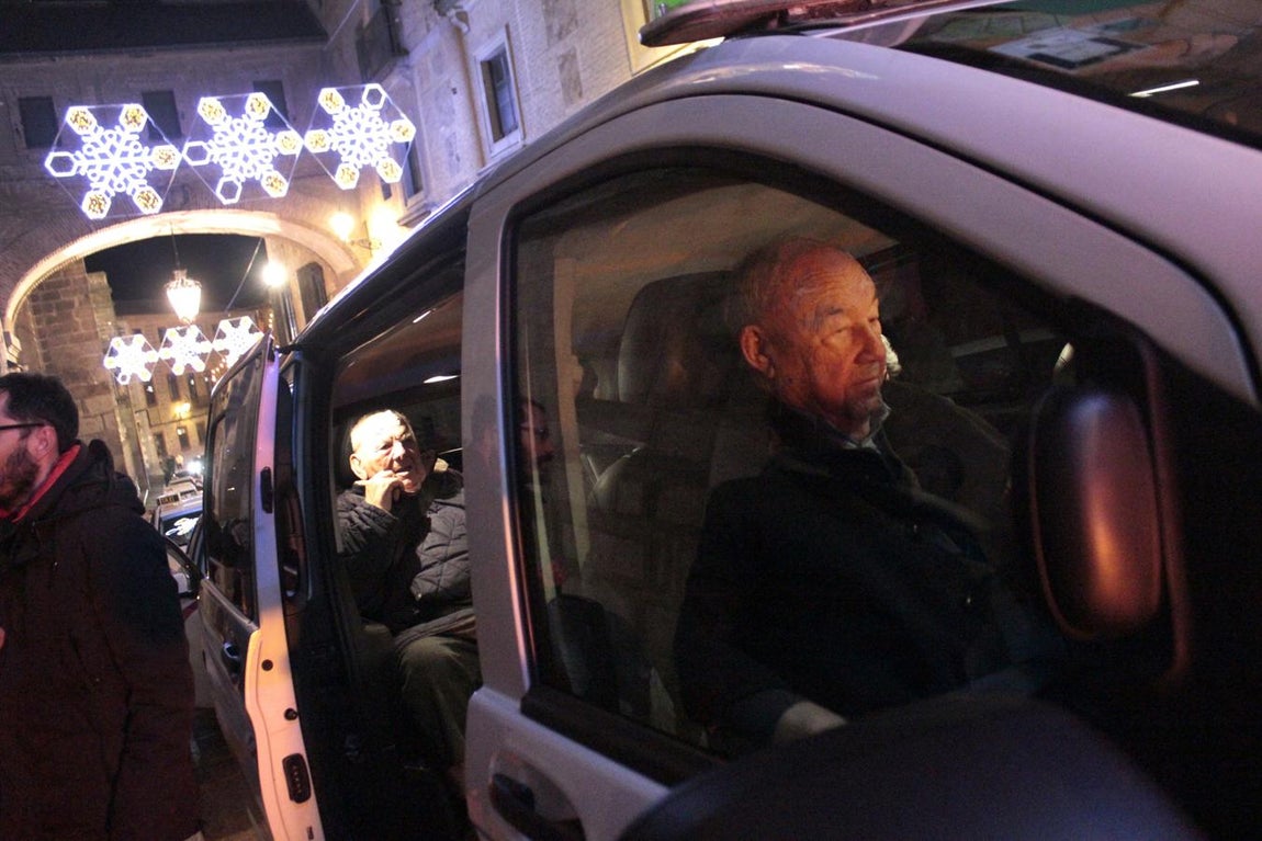Los taxistas enseñan la navidad iluminada a los mayores