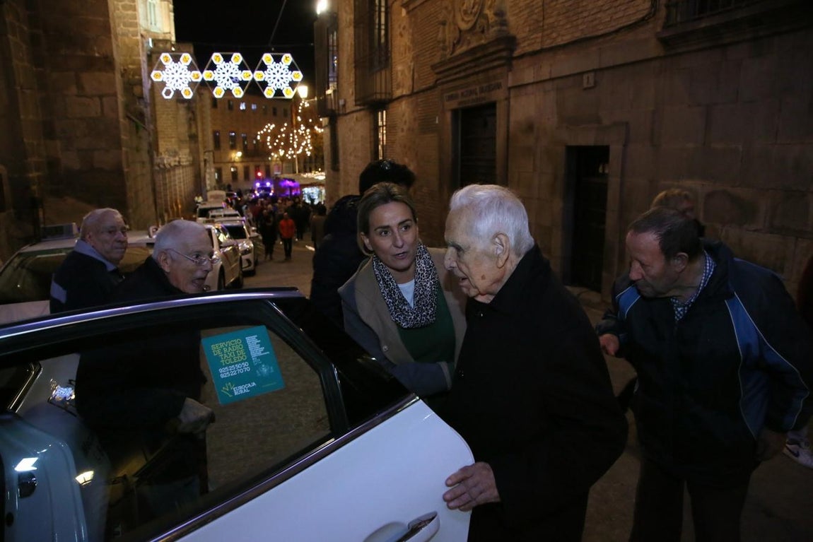 Los taxistas enseñan la navidad iluminada a los mayores
