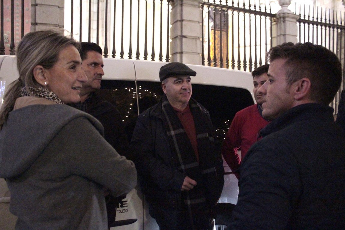 Los taxistas enseñan la navidad iluminada a los mayores