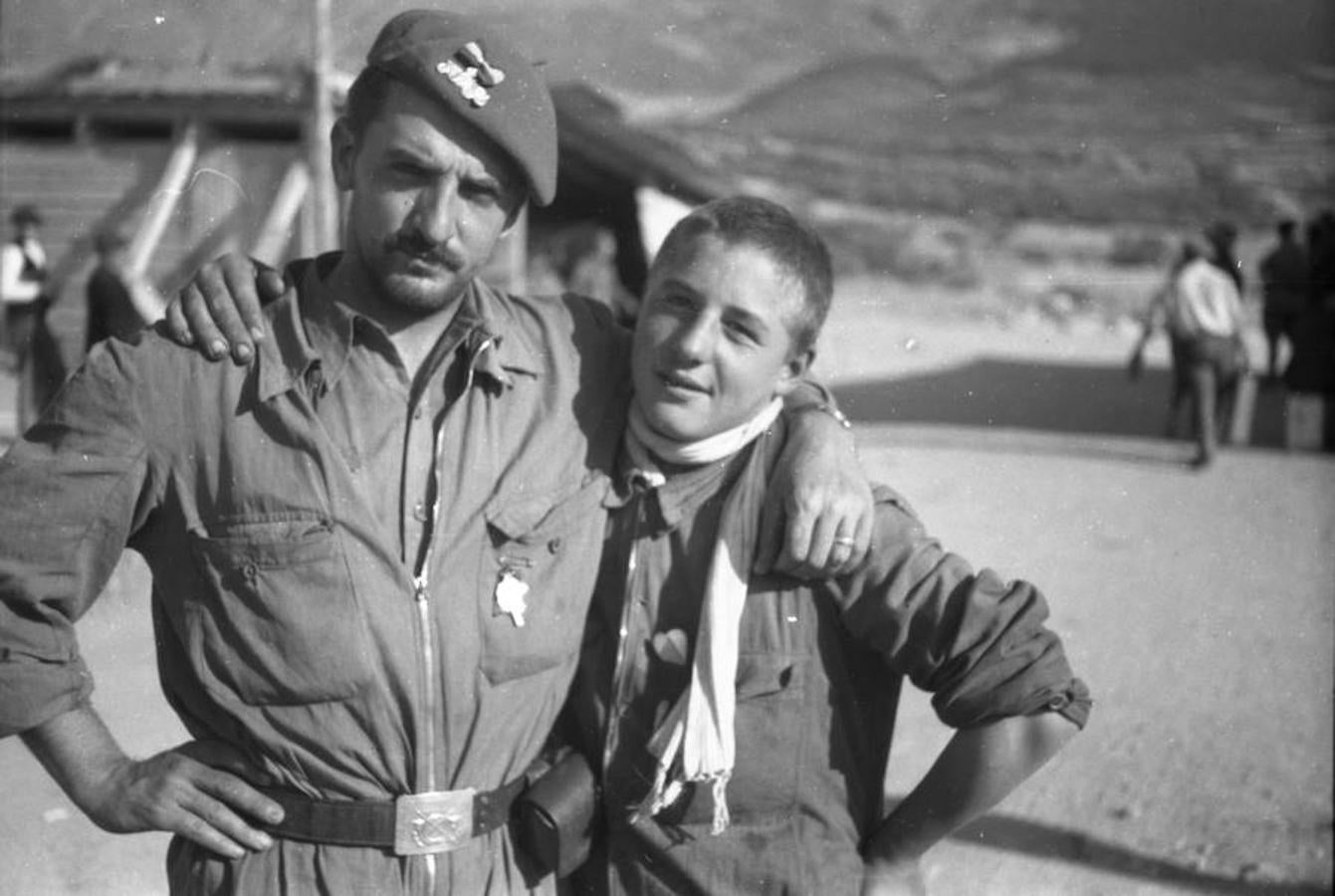 Autorretrato de Sebastián Taberna con Fulgencio Andía, el requeté más joven del Tercio del Rey, en Navafría, agosto de 1936. 