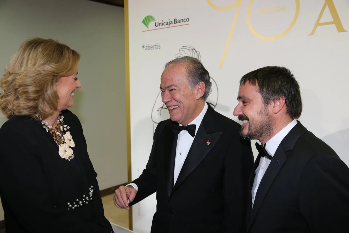La presidenta editora de ABC, Catalina Luca de Tena, conversa con dos de los premiados, Gregorio Marañón y Jesús F. Salvadores.. 