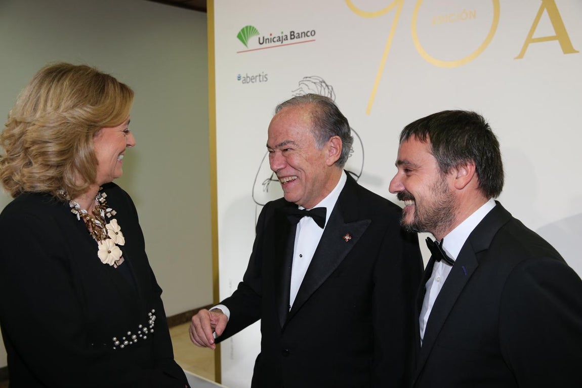 La presidenta editora de ABC, Catalina Luca de Tena, conversa con dos de los premiados, Gregorio Marañón y Jesús F. Salvadores.. 