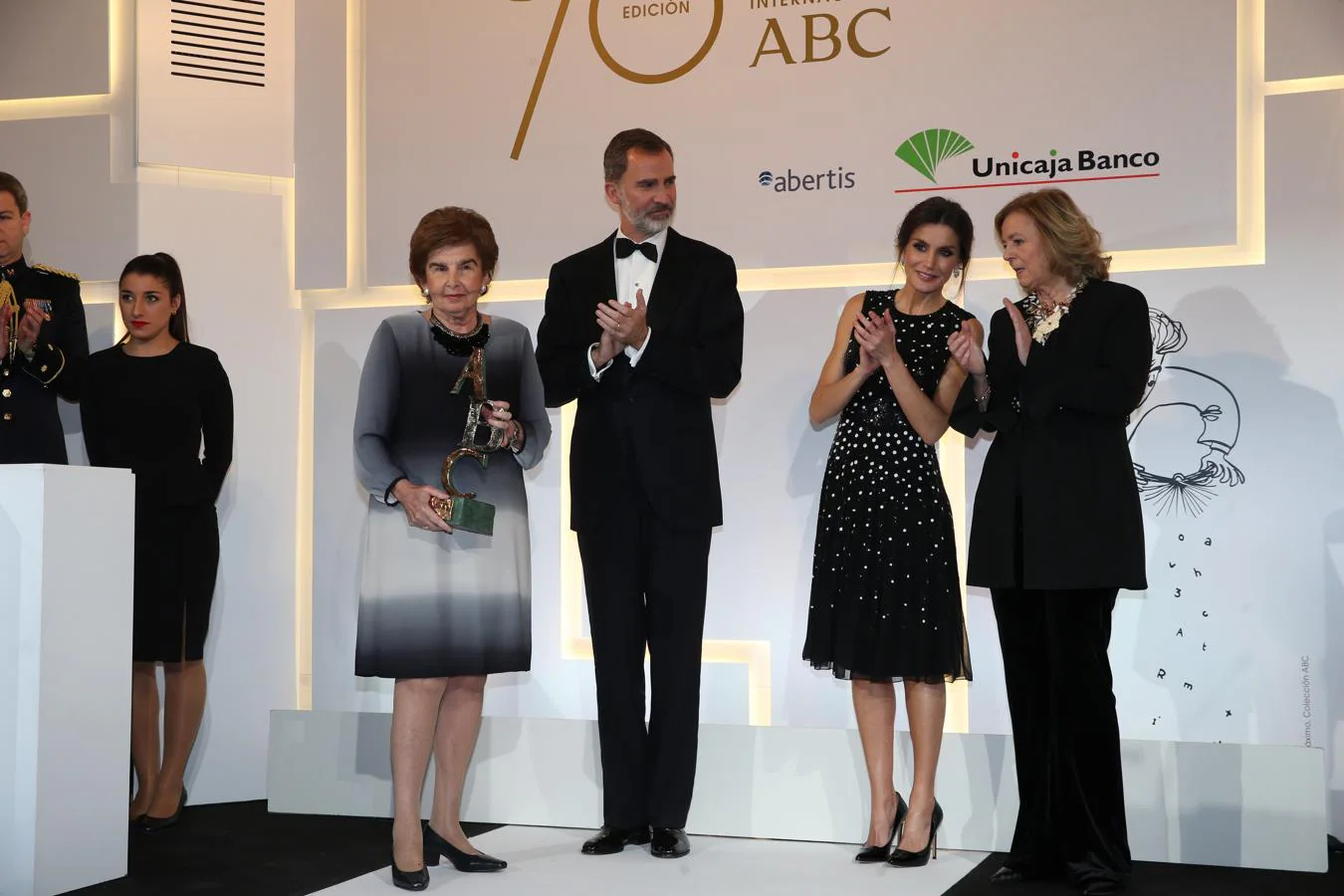 Pilar de Yarza, con el premio, junto a Don Felipe, Doña Letizia y Catalina Luca de Tena.. 