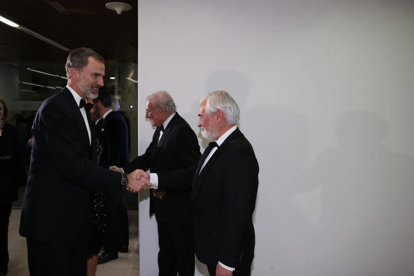 Don Felipe saluda al director de la Real Academia Española, Darío Villanueva.. 
