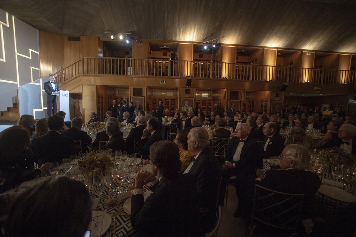 Los asistentes escuchan al Rey. 