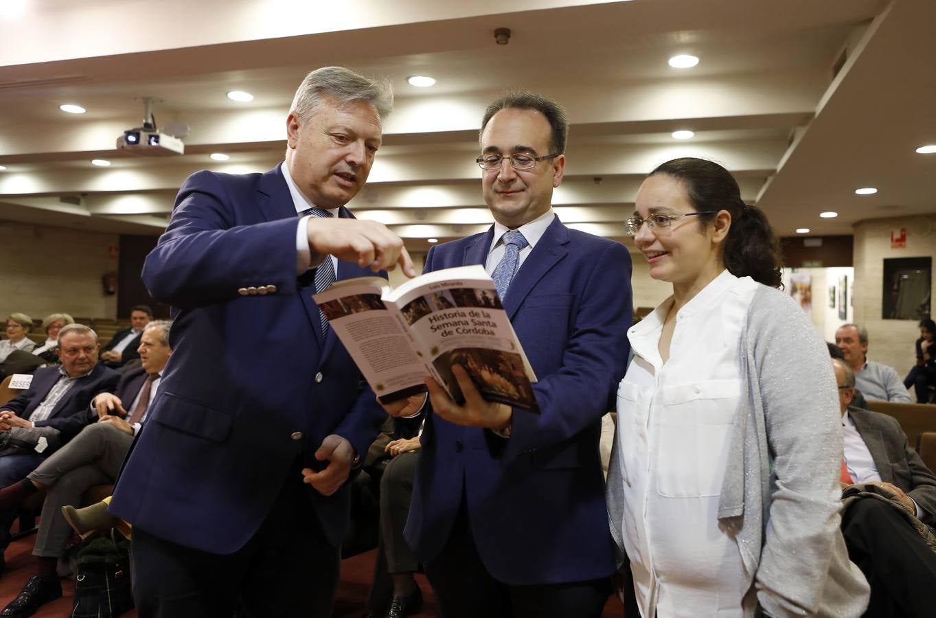 La presentación del libro de Luis Miranda sobre la Semana Santa de Córdoba, en imágenes