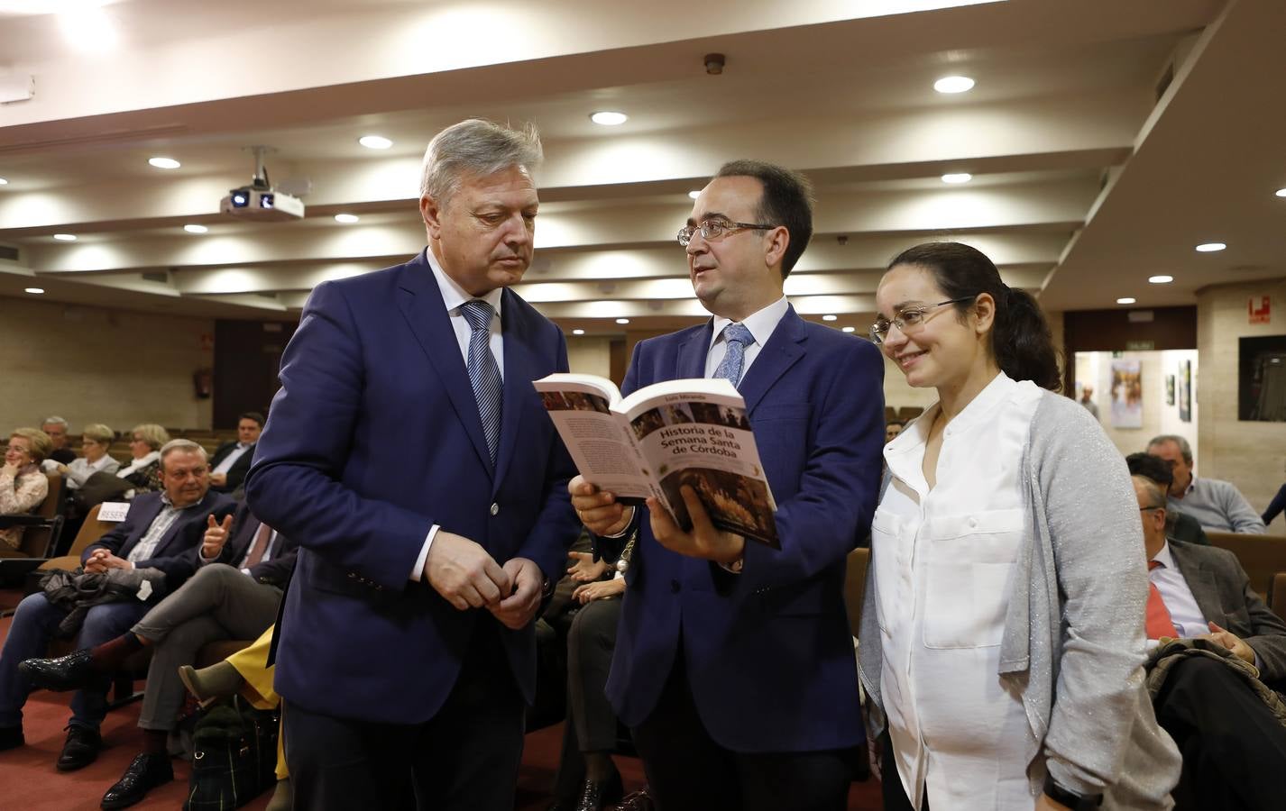 La presentación del libro de Luis Miranda sobre la Semana Santa de Córdoba, en imágenes