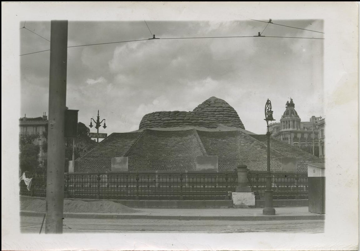 Madrid, junio de 1937. La fuente de la Cibeles durante la Guerra Civil. En la imagen aparece con una protección contra obuses. 