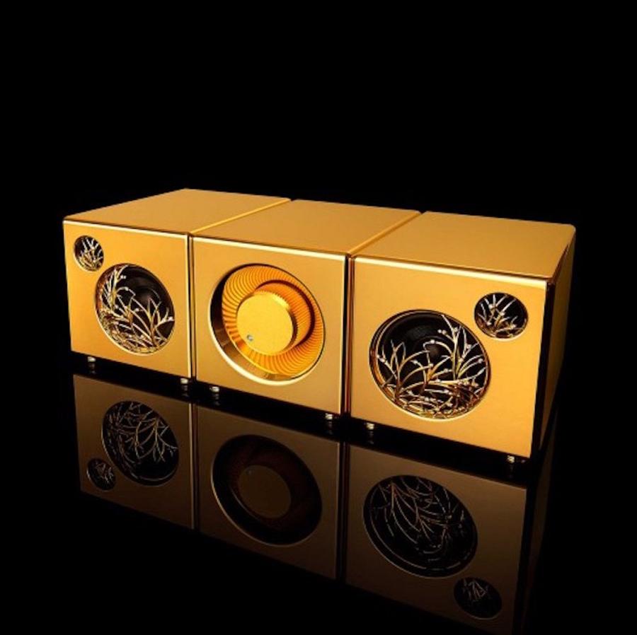 Altavoces. ¿Imaginas escuchar música en altavoces de oro? Ahora es posible gracias a un diseño que han creado en Japón, fabricado en oro macizo con diamantes incrustados. Los altavoces llevan el nombre de River’s Tone y fueron creados por la compañía nipona Anodic Supply. Su precio alcanza los 4,3 millones de euros.