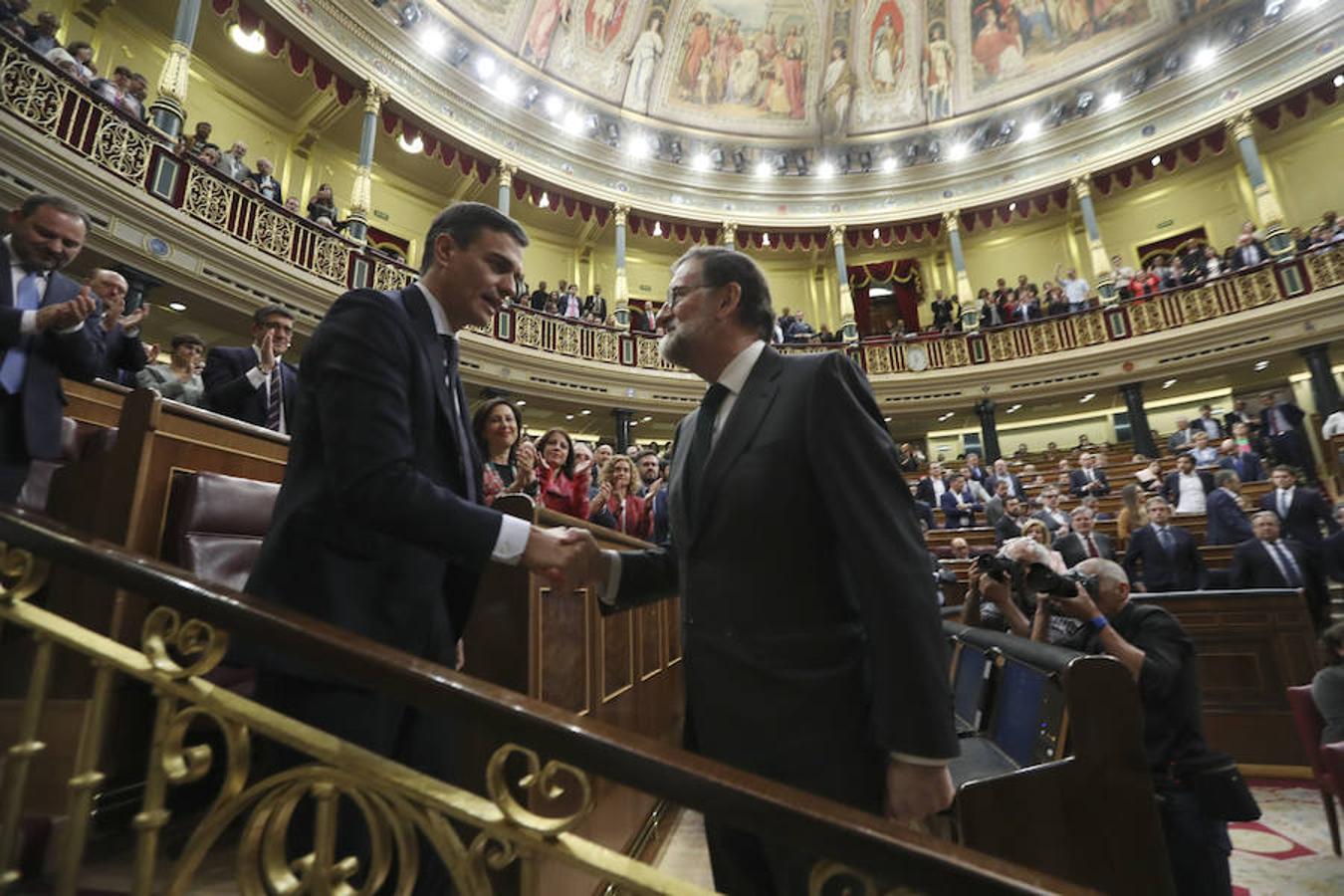Saludo entre Rajoy y Sánchez tras aprobarse la moción de censura. 