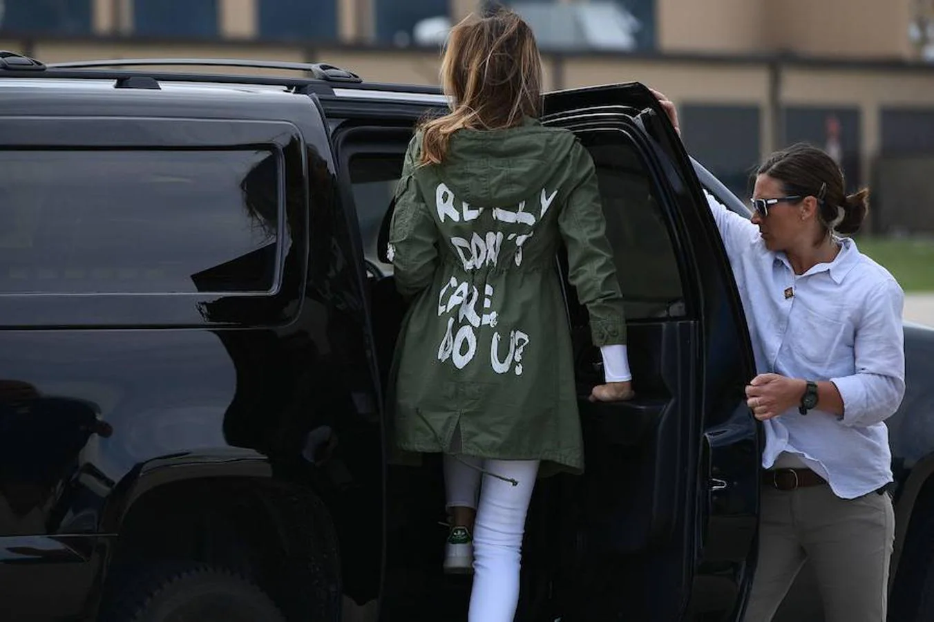 Melania Trump elige un polémico abrigo con el mensaje «I really don't care, do you?» («Realmente nome importa, ¿y a ti?) para visitar un albergue de niños inmigrantes en Texas. 