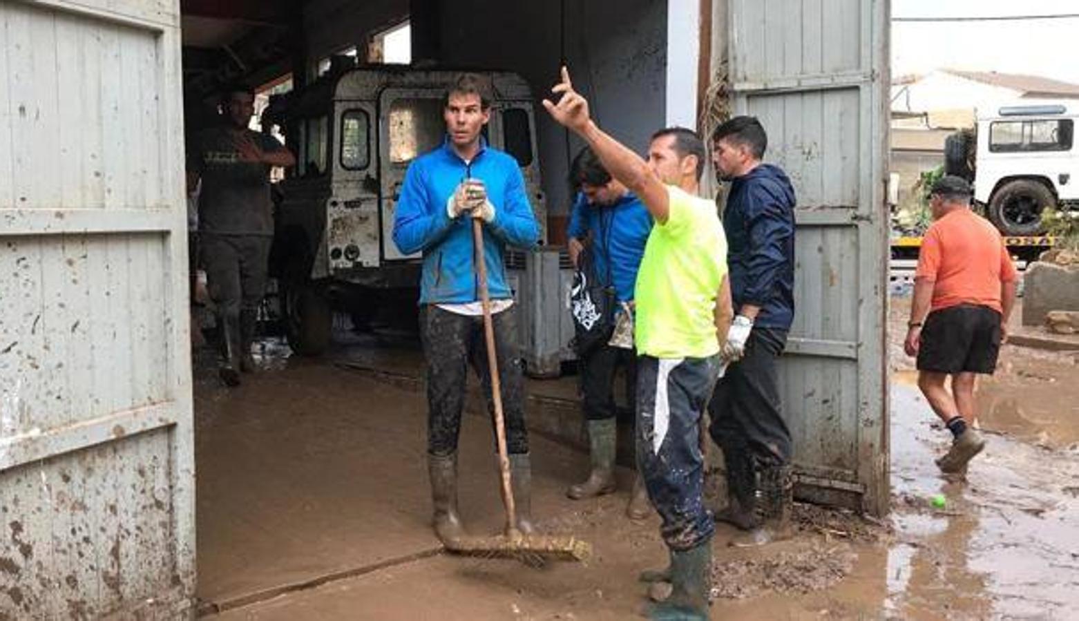 Rafael Nadal se vuelca en las tareas de limpieza de los destrozos provocados por las inundaciones enMallorca. 