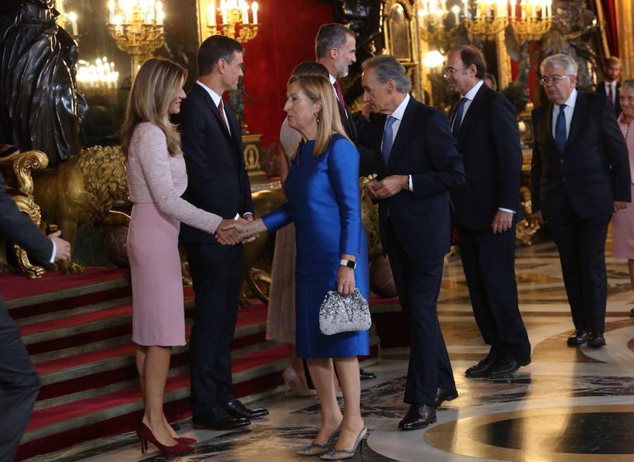 Pedro Sánchez y su mujer cometen un error de protocolo en la recepción ofrecida por los Reyes en elPalacio Real por el Día de la Hispanidad. 
