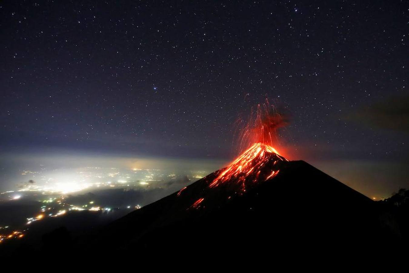 El Volcán de Fuego en Guatemala produjo en un solo día entre siete y diez explosiones por hora concolumnas de ceniza de 5.000 metros. 