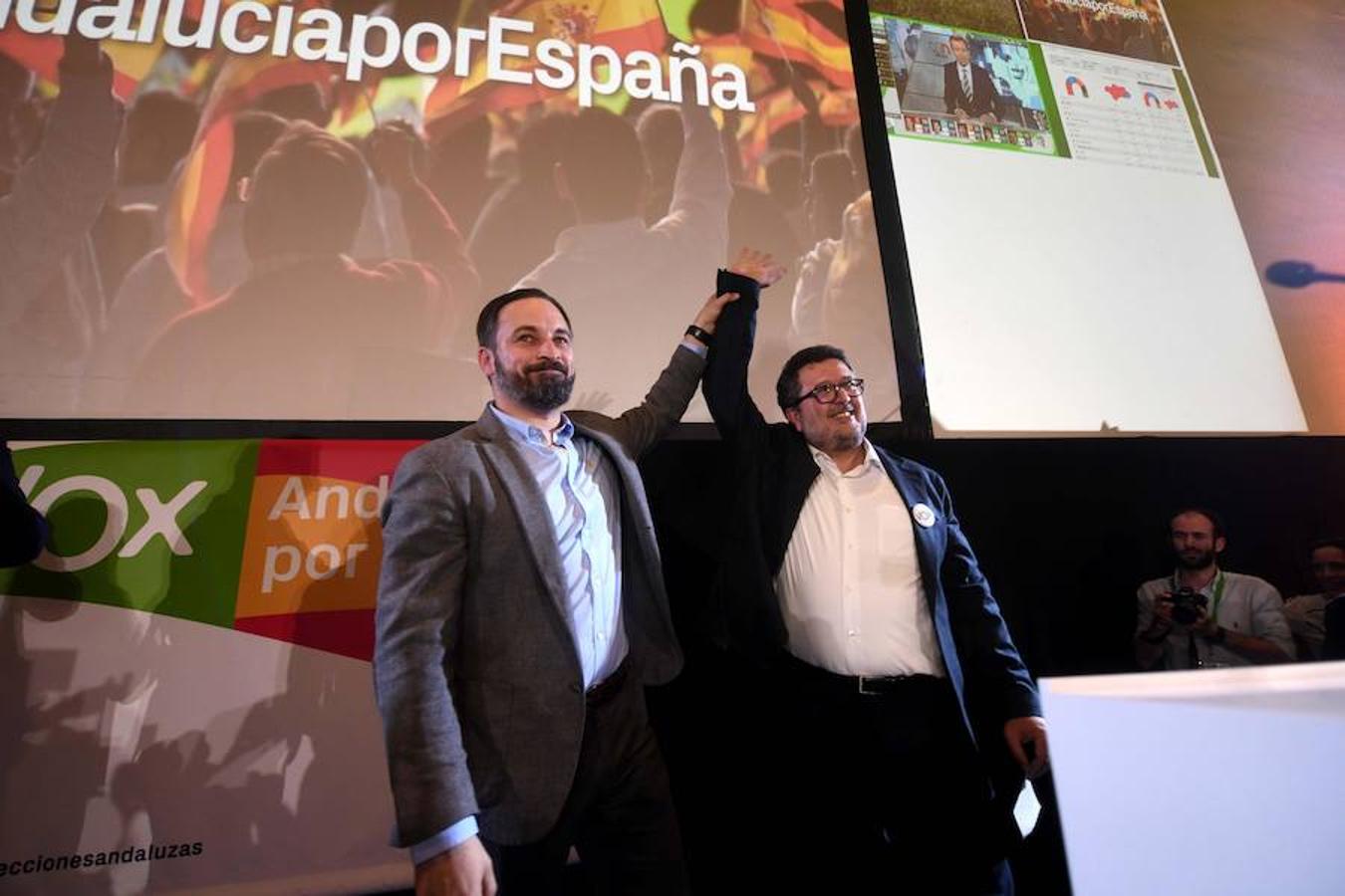 El presidente de Vox, Santiago Abascal, y el candidato a la presidencia de la Junta de Andalucía,Francisco Serrano, tras conocer los resultados en las elecciones andaluzas. Obtienen, en contra de todo loprevisto, 12 escaños. 