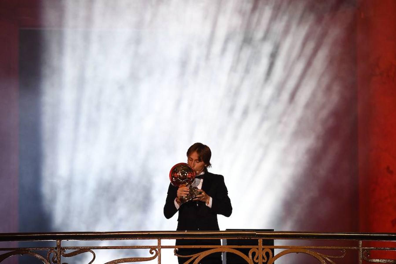 El croata Luka Modric se lleva el Balón de Oro. Por primera vez en diez años no es Cristiano Ronaldo niLionel Messi el ganador. 