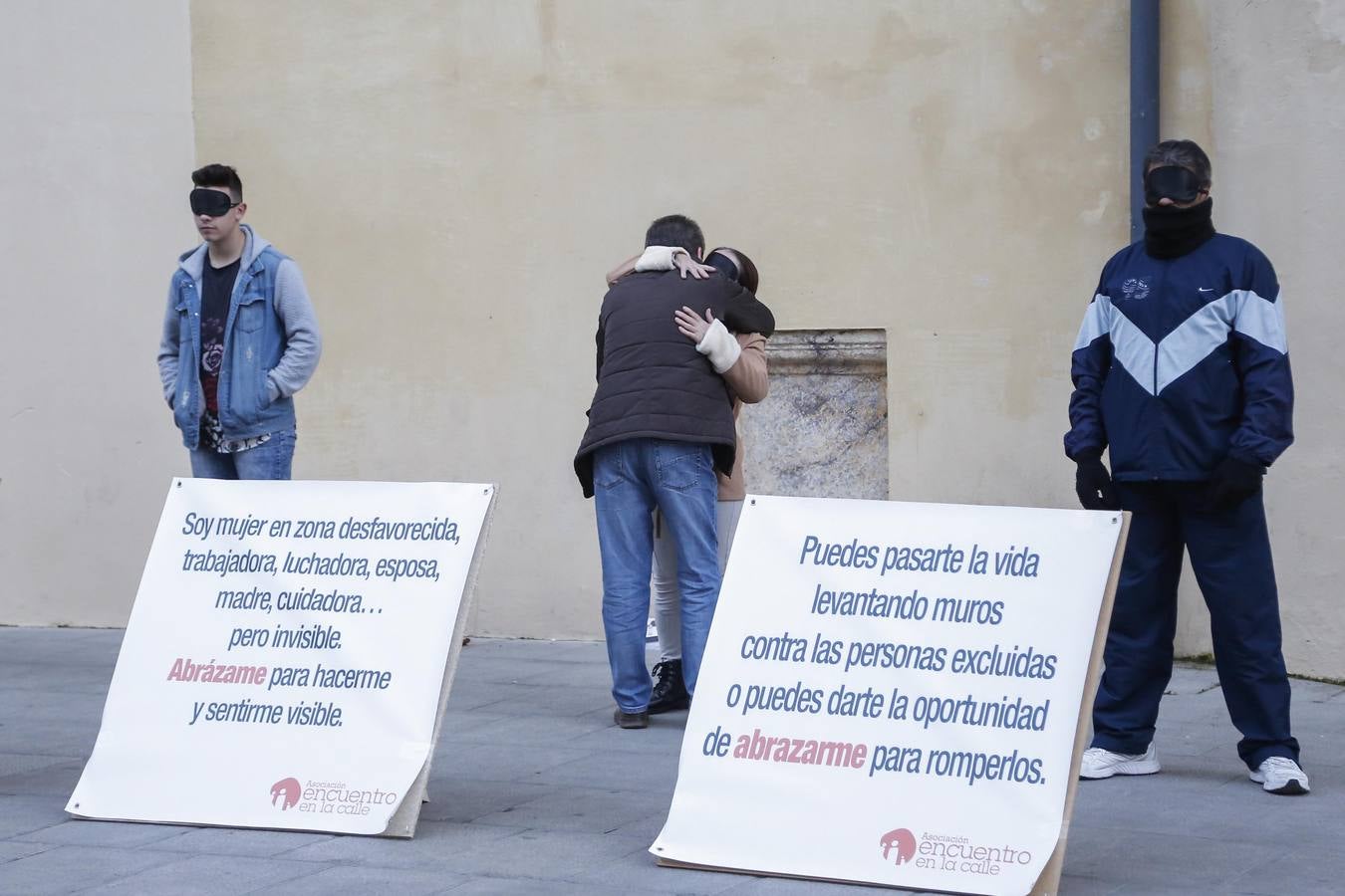 Los abrazos derriban prejuicios contra los barrios más desfavorecidos de Córdoba