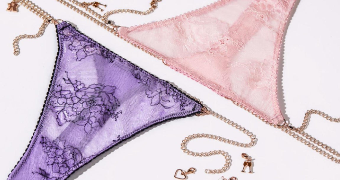La firma de Rihanna tiene a la venta verdaderas joyas, y nunca mejor dicho. Estos tengas, disponibles en varios colores, están fabricados con encaje elástico. Para más lujos, cada pieza incluye charms colgantes y están disponibles por 34 euros.