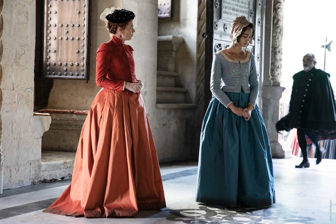 Teresa (Patricia López Arnáiz) y Eugenia (Cecilia Gómez), en una de las escenas de la segunda temporada. 