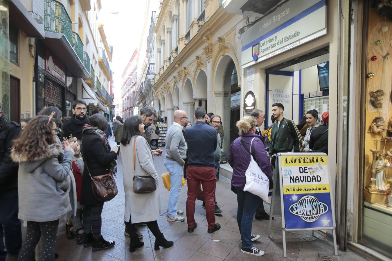 Colas para comprar lotería en Sevilla hasta el último momento