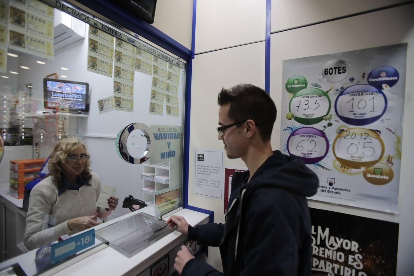 Colas para comprar lotería en Sevilla hasta el último momento