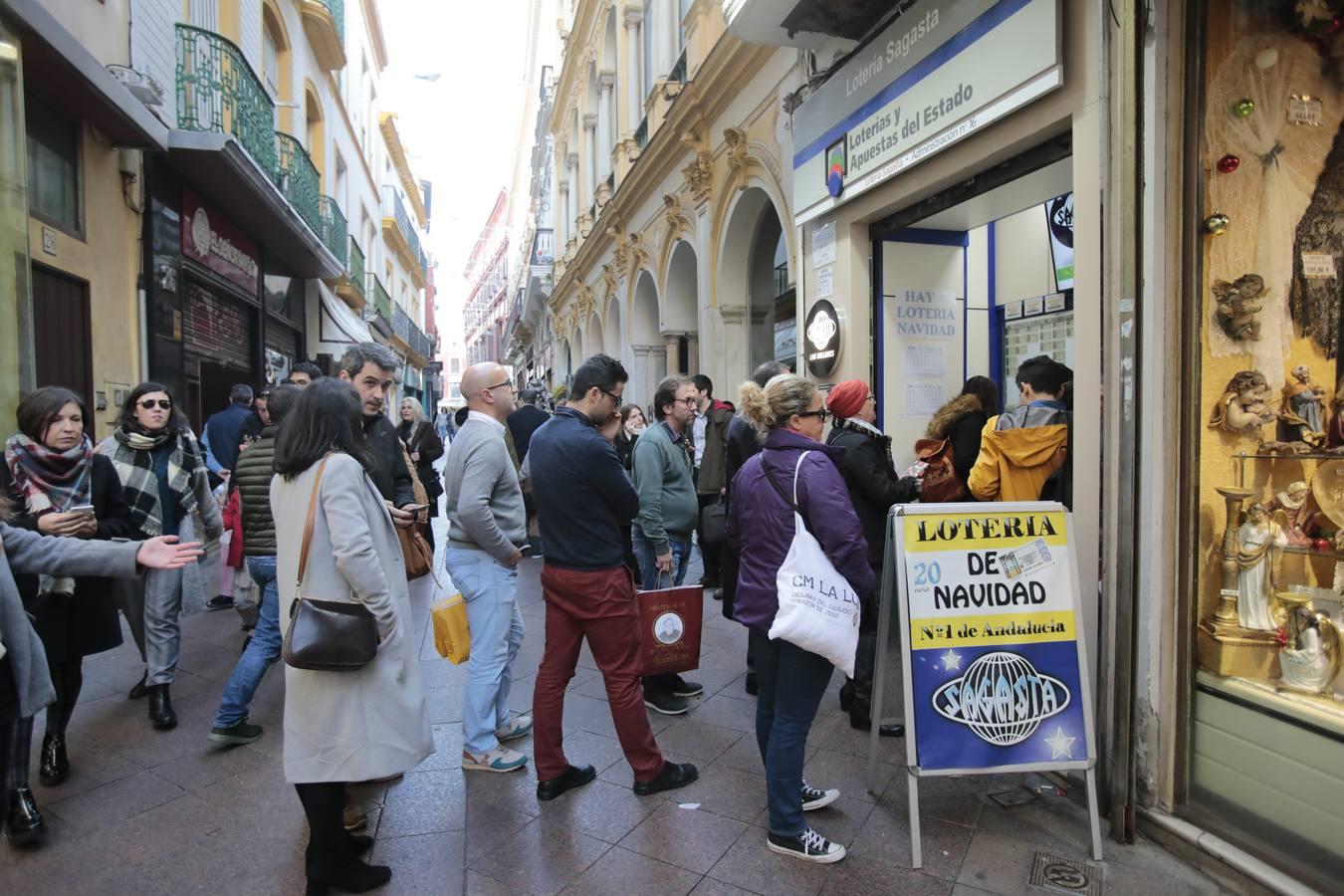 Colas para comprar lotería en Sevilla hasta el último momento